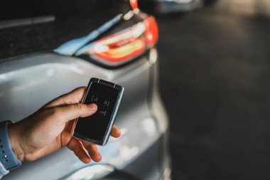 Anahtar bir arabanın arka planında..