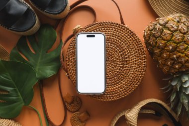 Yaz aksesuarlarının arka planında izole bir ekran olan telefon, reklam için bir yer.