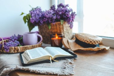 Bahar mevsiminde açık İncil, günaydın konsepti..