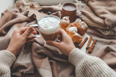 Ellerinde bir fincan kahve, sıcacık sonbahar.