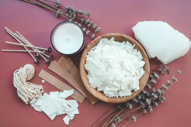 Mum yapımı seti ve lavanta renkli arkaplan görünümlü, düz yatar.