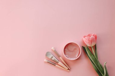 Makyaj fırçaları, pembe arkaplanda göz bantları, metin için boşluk