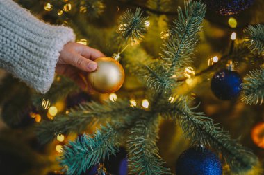 Çocuk Noel ağacını, arka planı süslüyor.