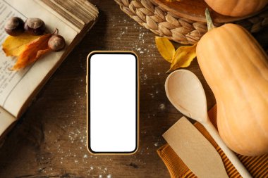 Pasta yapmak için gerekli malzemelerin arka planında metnin için izole edilmiş bir ekran ile telefon.