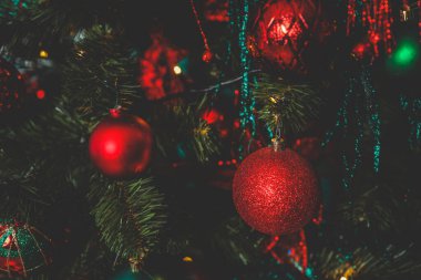 Bulanık arka planda dekore edilmiş Noel ağacı.