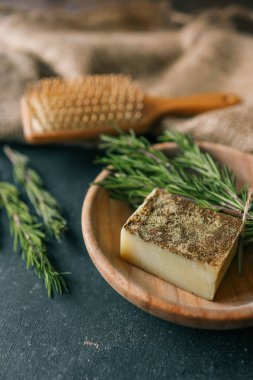 Koyu bir arka planda, ahşap bir tabakta biberiyeli som şampuan..