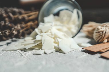 Soya mumu ve lavantalı cam, mum yapımı konsept..