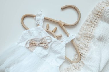 Beyaz arka planda yeni doğmuş bir bebek için beyaz şeyler..