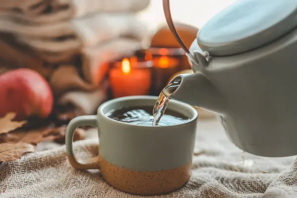 Çaydanlık ve bardak, deniz dikenli çay, sonbahar havası..