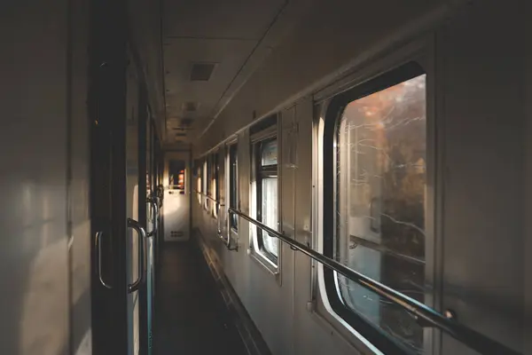 Tren vagonu içeride. Yolcu treni içeride. Rahat uyuyan tren kompartımanları.