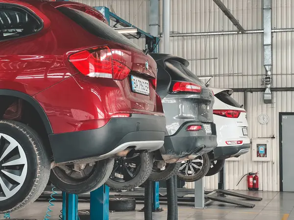 Benzin istasyonunda asansördeki kırmızı araba..