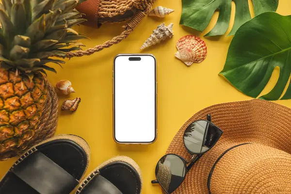 Yaz aksesuarlarının arka planında izole bir ekran olan telefon, reklam için bir yer.