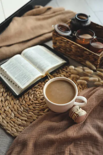 Kahve fincanı ve arka planda açık bir İncil olan kurabiyeler..