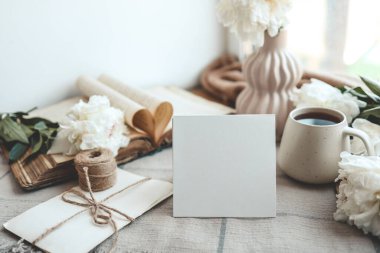 Mesaj ve yaz tatili kompozisyonu için yeri olan bir kartpostal, iyi tatiller..