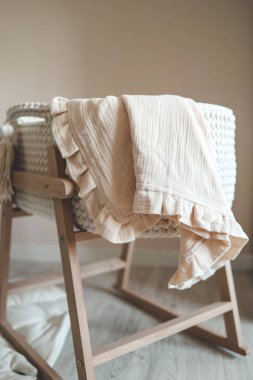 Çocuk odasındaki beşikteki mantar battaniyesi..