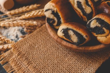 Ahşap tahta ve lezzetli kesimli haşhaş tohumu ekmeği..