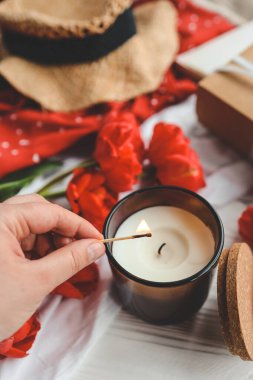 Eldeki kibrit bir mum, atmosferik fotoğraf.