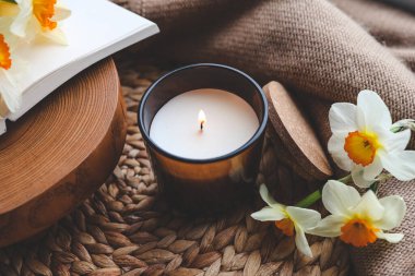 Evin içinde mum ve nergisler var..