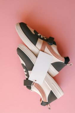Pembe arka planda çocuk ayakkabıları, tarz ve moda.