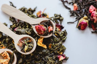 Tahta kaşıklarda bitki çayı..