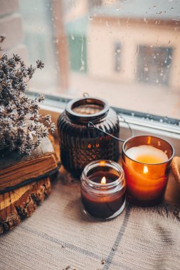 Mumlar yanan rahat ev iç dekor.