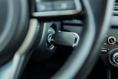 Modern arabanın kontak anahtarı kapatalım. Araba anahtar anahtar deliği içinde.