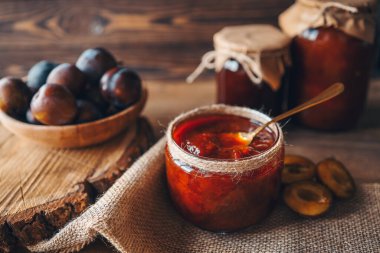 Cam kavanoz ve lezzetli ev yapımı erik reçeli.