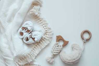Bebek örtüsü ve beyaz arka planda terlikler..