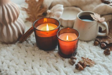 Sonbahar iç kısımlarında yanan iki mum.