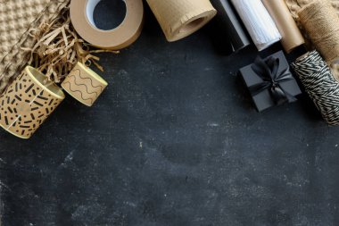 Paketleme hediyeleri ve mallar için el yapımı, üst görünüm.