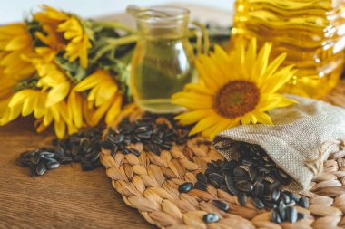 Tohumlar, ayçiçeği yağı ve çiçek yakından..