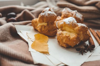 Taze pişmiş choux hamur işleri kapanıyor..