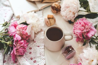 Bir fincan çay, badem kurabiyesi ve şakayık, düz bir manzara. Günaydın konsept.