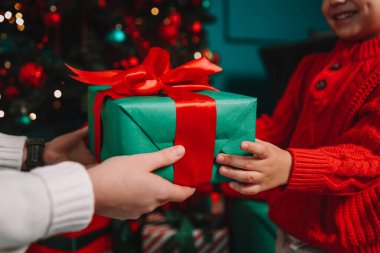 Hediye kutusu anne ve oğlunun elinde, Noel havası..