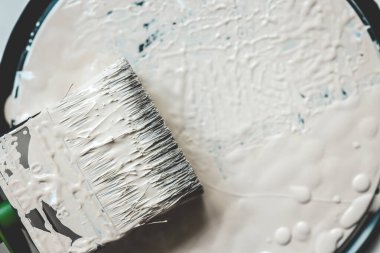 Fırçayı yakın plan boya ile onar.