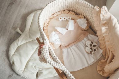 Beşikteki yeni doğmuş bir bebek için kıyafetler, bebek beklemenin kavramı..