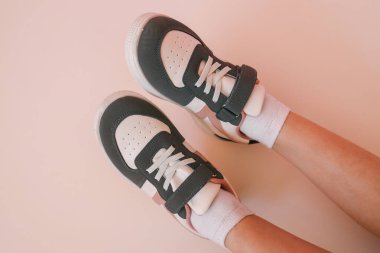 Pembe arka planda çocuk ayakkabıları, tarz ve moda.