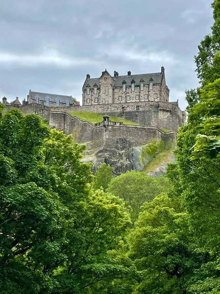 Kijkend Naar Edinburgh Castle Door Groene Bomen Van Het Stadspark — Stockfoto