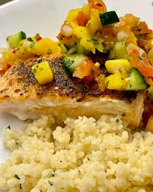 Mango soslu ve kuskus soslu lezzetli somon tabağı.