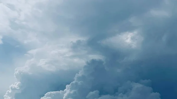 Filtragem Luz Através Nuvens Tempestade Aproximando — Fotografia de Stock