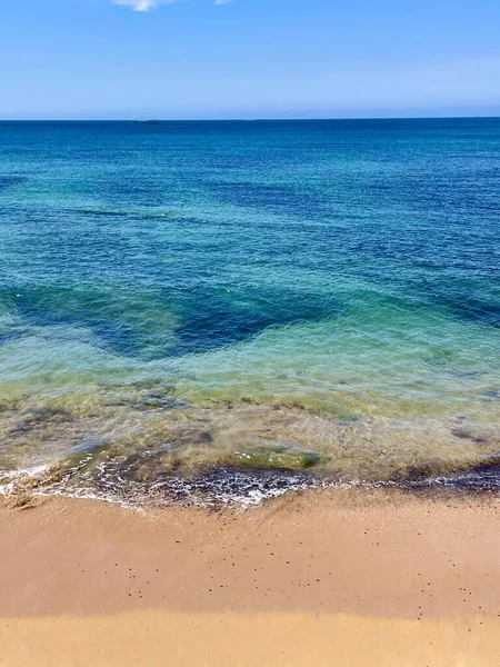 Klares Blaues Meer Trifft Auf Sandstrand — Stockfoto