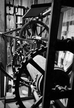 Eski bir saat ve çan kulesinin iç işleri