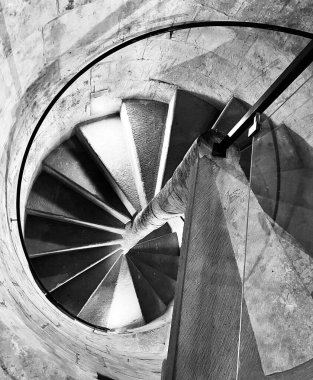 Taştan kalenin içindeki sarmal merdiven