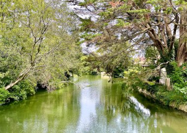 Thames Nehri 'nin Iffley Kilidi yakınındaki manzarası. Nehrin bu kısmı Isis Nehri olarak da bilinir ve nehir boyunca uzun yürüyüşler ve koşular için popüler bir noktadır..  