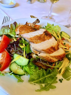 Sağlıklı yeşil salatada ızgara tavuk yemek.