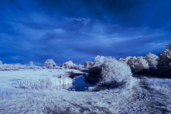Fotografia Podczerwona Zdjęcie Krajobrazu Pod Niebem Chmurami Sztuka Naszego Świata — Zdjęcie stockowe