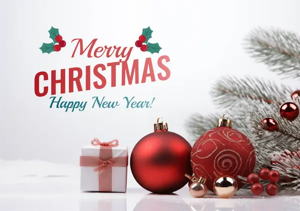 圣诞节和新年白色背景 圣诞树松树枝 礼品盒 装饰品 装饰球挂着和带子 明亮的寒假作曲 传单和海报设计 — 图库照片#