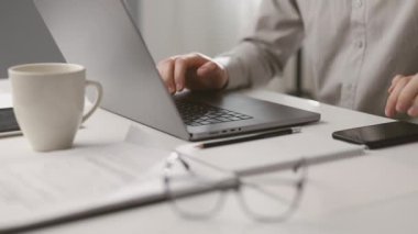 Erkek öğrencilerin dizüstü bilgisayarda yazı yazıp, akıllı telefonları ve notları kontrol edip, uzaktan eğitim almalarını sağlıyoruz.