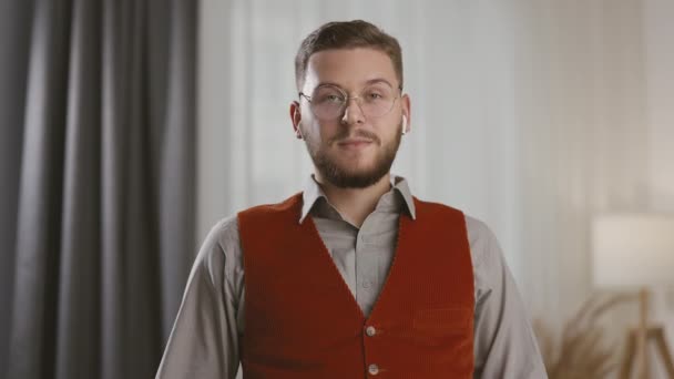 Portret Van Een Serieuze Intelligente Man Die Thuis Blijft Naar — Stockvideo