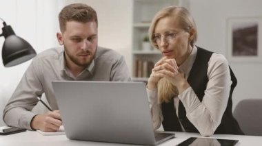 Tecrübeli bayan patron, erkek meslektaşına talimat verir. Ofisteki iş sorunlarını çözer, başarılı işler yapar.